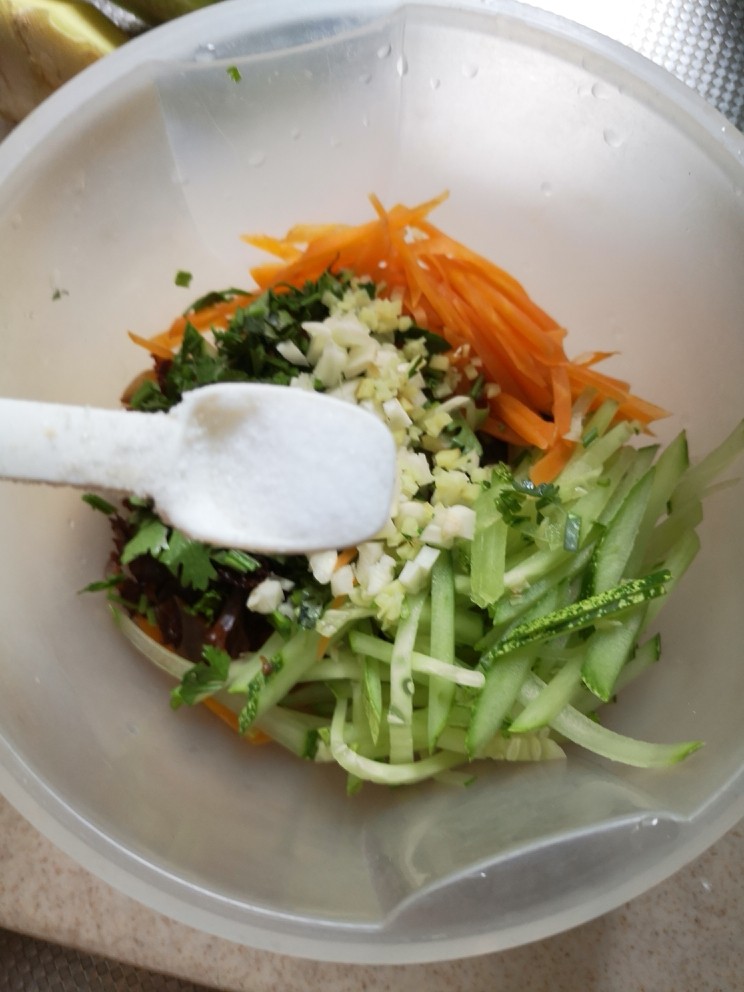 凉拌海蜇丝,香菜,姜蒜放进碗里
放盐