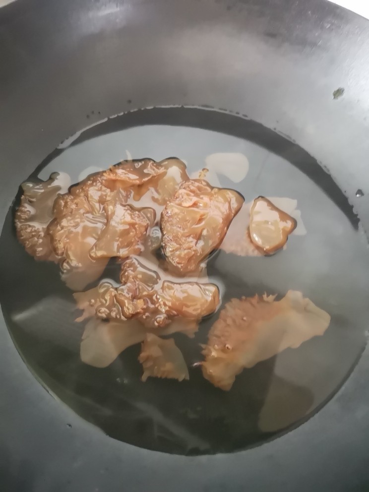 凉拌海蜇丝,水烧开,下水烫五秒左右捞起