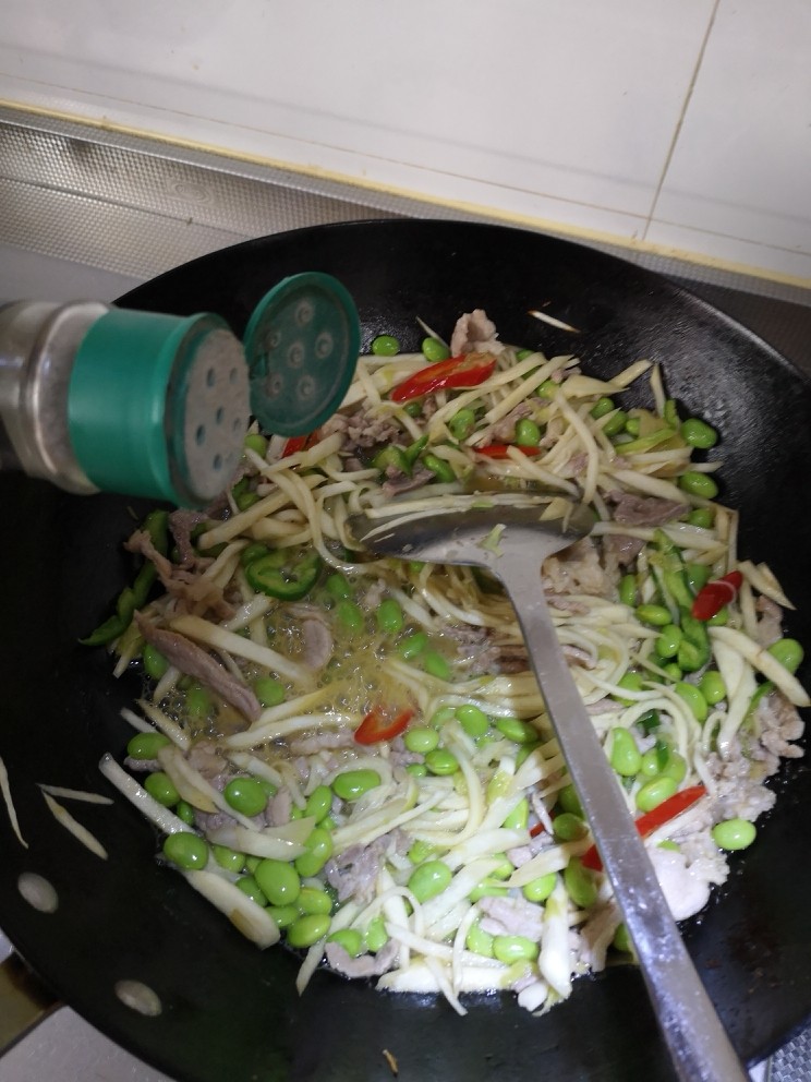 毛豆米茭白炒肉丝,关火
撒上胡椒粉
