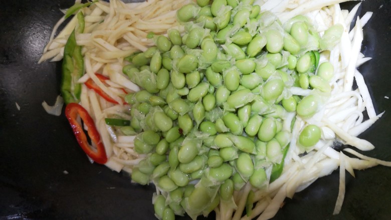 毛豆米茭白炒肉丝,下毛豆米,<a style='color:red;display:inline-block;' href='/shicai/ 61'>青椒</a>红椒翻炒