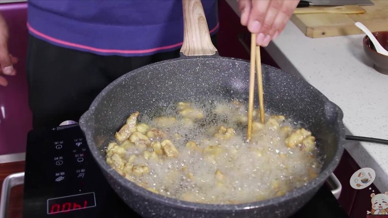 菠萝咕咾肉,锅中放油筷子上有密集气泡时油温正好,将肉放入小火炸4到5分钟炸熟,表皮金黄时捞出控油