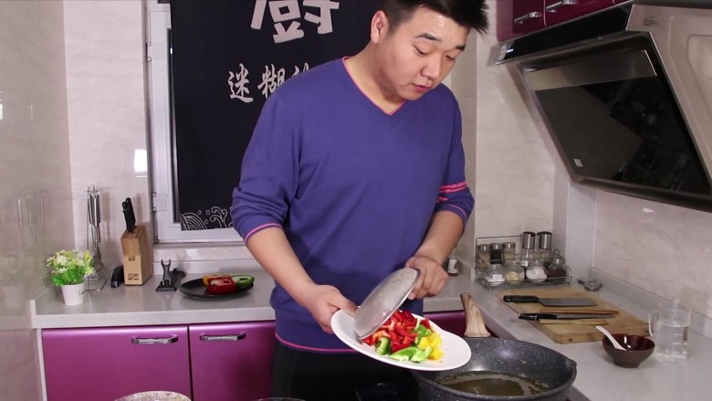 菠萝咕咾肉,将彩椒放入锅中过油,其香味出来后即可捞出