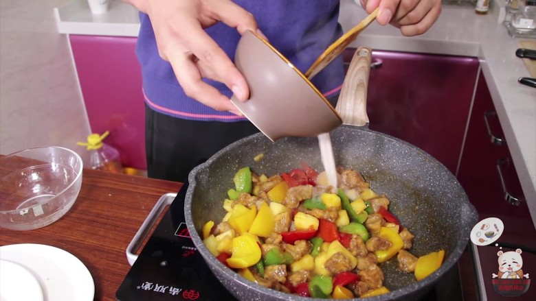 菠萝咕咾肉,翻炒一分钟后勾个薄芡,搅拌均匀,即可出锅