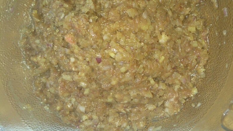 洋葱肉包,切碎洋葱，<a style='color:red;display:inline-block;' href='/shicai/ 7436'>大肉</a>生姜，<a style='color:red;display:inline-block;' href='/shicai/ 525'>粉条</a>，加各种调料油，拌均匀