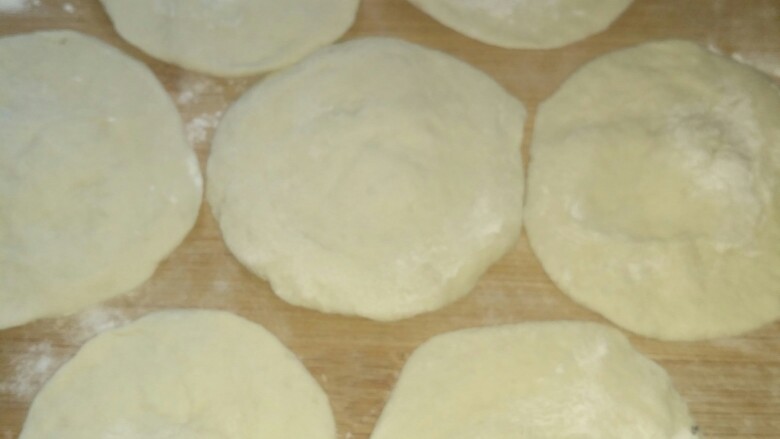 洋葱肉包,正常发面，压好小片，用手压比手擀的松软