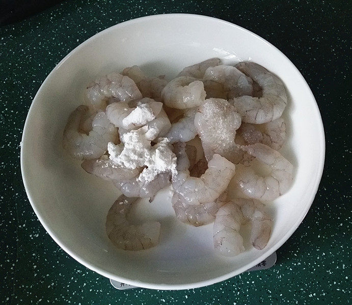 咸蛋黄焗虾仁 ,放至盘中加:食盐、淀粉轻轻揉搓掉表面黏液