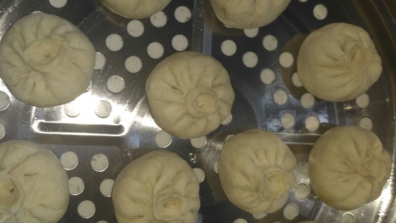 洋葱肉包,一个个包好，发几分钟，上笼蒸12，3分钟
