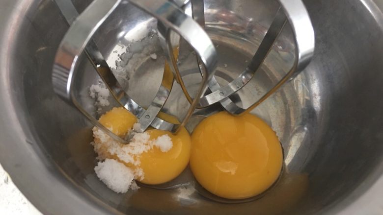 蛋黄溶豆,快速打发