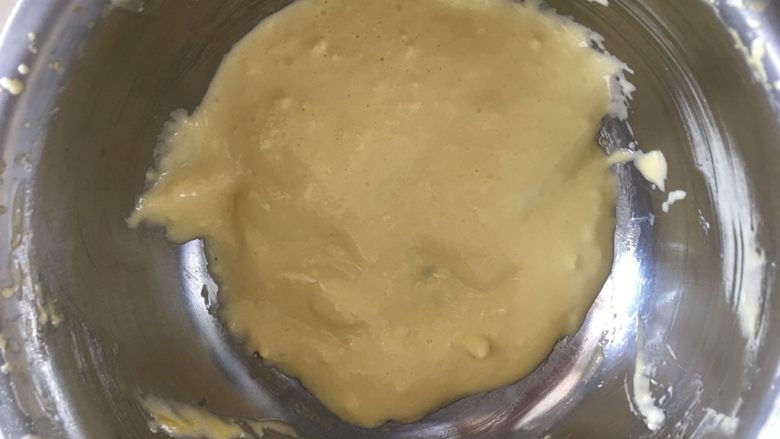 蛋黄溶豆,搅拌一下（有颗粒没有关系）