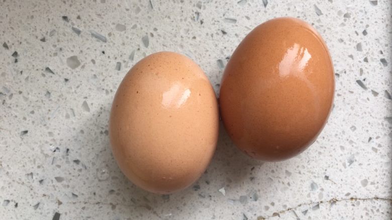 蛋黄溶豆,鸡蛋两个清洗干净
