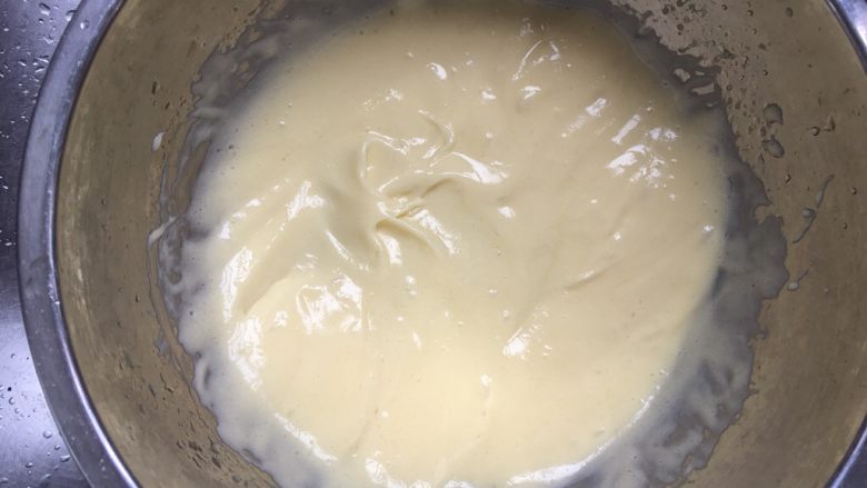 红丝绒小蛋糕,搅拌均匀