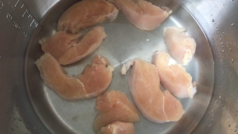 鸡肉松,放入锅中