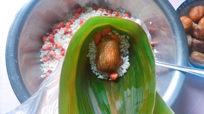 花生蜜枣粽,放入一个大蜜枣;