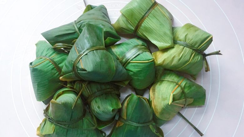 花生蜜枣粽,依法一个一个包好,扎紧。