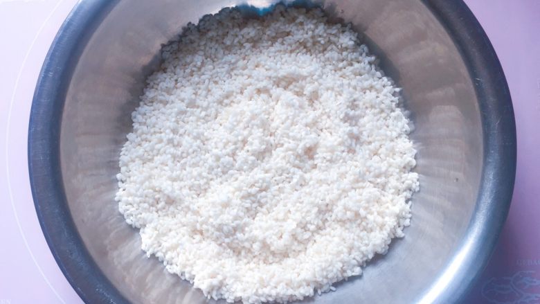 花生蜜枣粽,圆糯米淘洗干净,浸泡一小时后沥干水分(我喜欢吃紧实的口感,所以糯米才泡了一个小时,如果你喜欢软烂一点的,就泡三个小时以上,或者更长)。