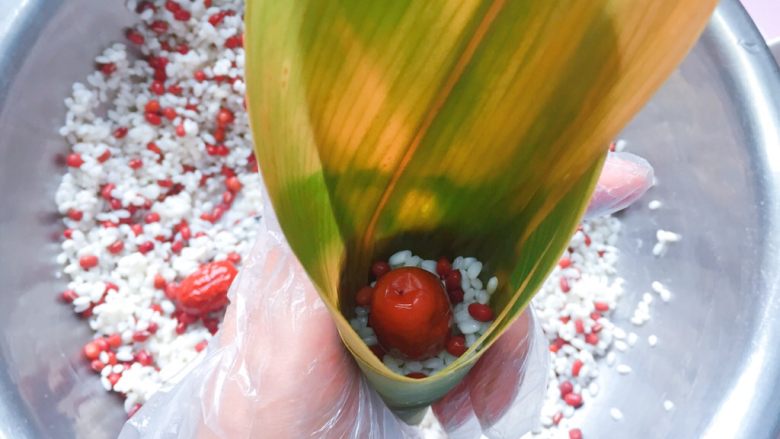 红豆红枣牛角粽,放上一颗红枣;