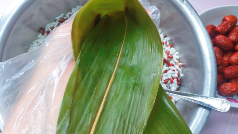 红豆红枣牛角粽,如图先这样交叉;