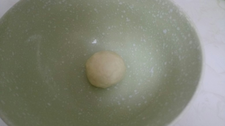 两种口味的鸡腿面包,活成光滑面团,在上面喷一些水,盖上保鲜膜,在室温静置40分钟,放入冰箱冷藏发酵24小时。