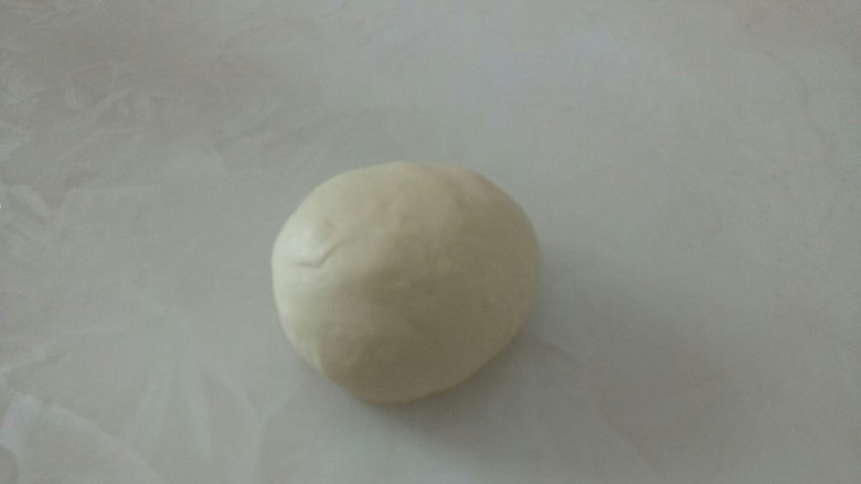 两种口味的鸡腿面包,重新推出去,收回来,可以提起面团再摔操作台上,折叠,再提起来再摔在操作台上,慢慢就没有那么粘手了,经过几次摔之后,再醒一下。