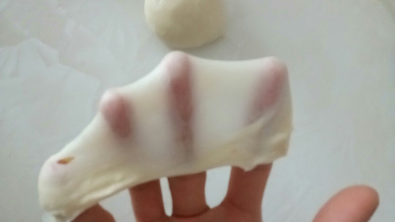 两种口味的鸡腿面包,静置2分钟后,已经有手套膜了。