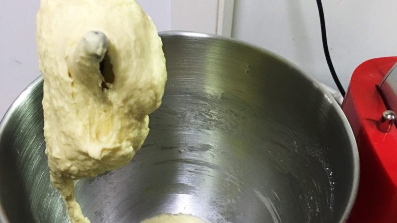 黄油肉松面包,继续搅拌20分钟,检查面团硬湿度。