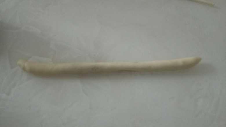 两种口味的鸡腿面包,把收口位置捏紧,为了不让肉松爆出来,再搓成一头大一头小的长条。