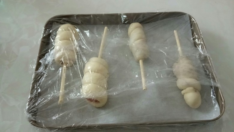 两种口味的鸡腿面包,盖上保鲜膜,发酵1小时。