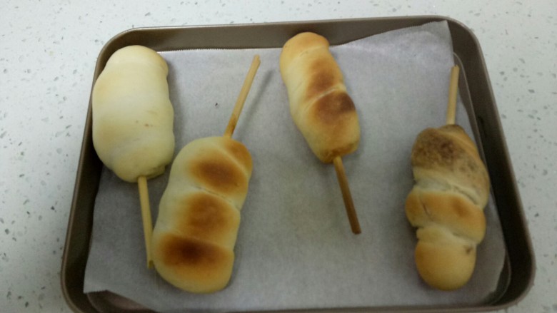 两种口味的鸡腿面包,烤箱175度预热5分钟,175度烤12分钟。