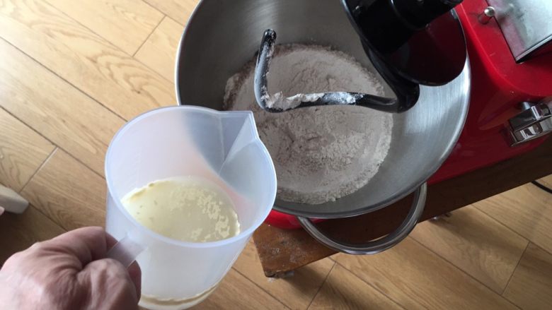 黑麦肉松奶酪面包,厨师机搅拌一下,加入孵化的发酵液。