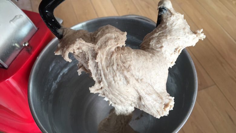 黑麦肉松奶酪面包,搅拌20分钟,检查面团硬湿度,太湿太干都可以补救。
