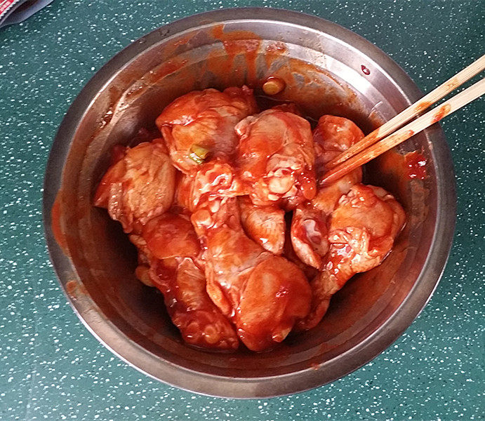 香辣酱烤鸡翅根,翻拌均匀后,加盖放冰箱腌制4小时以上