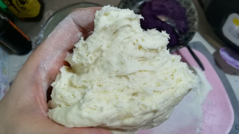 紫薯糯米馅饼,面发好了,我放了1个半小时,大了一倍就够了。
