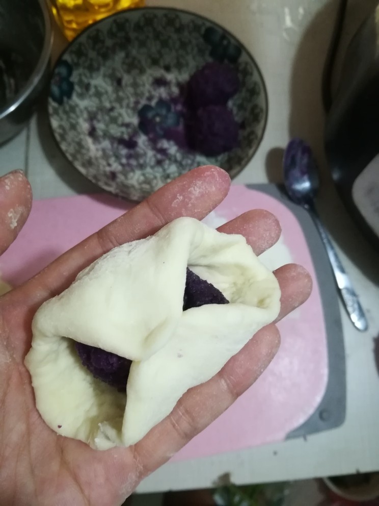 紫薯糯米馅饼,先两端粘起来