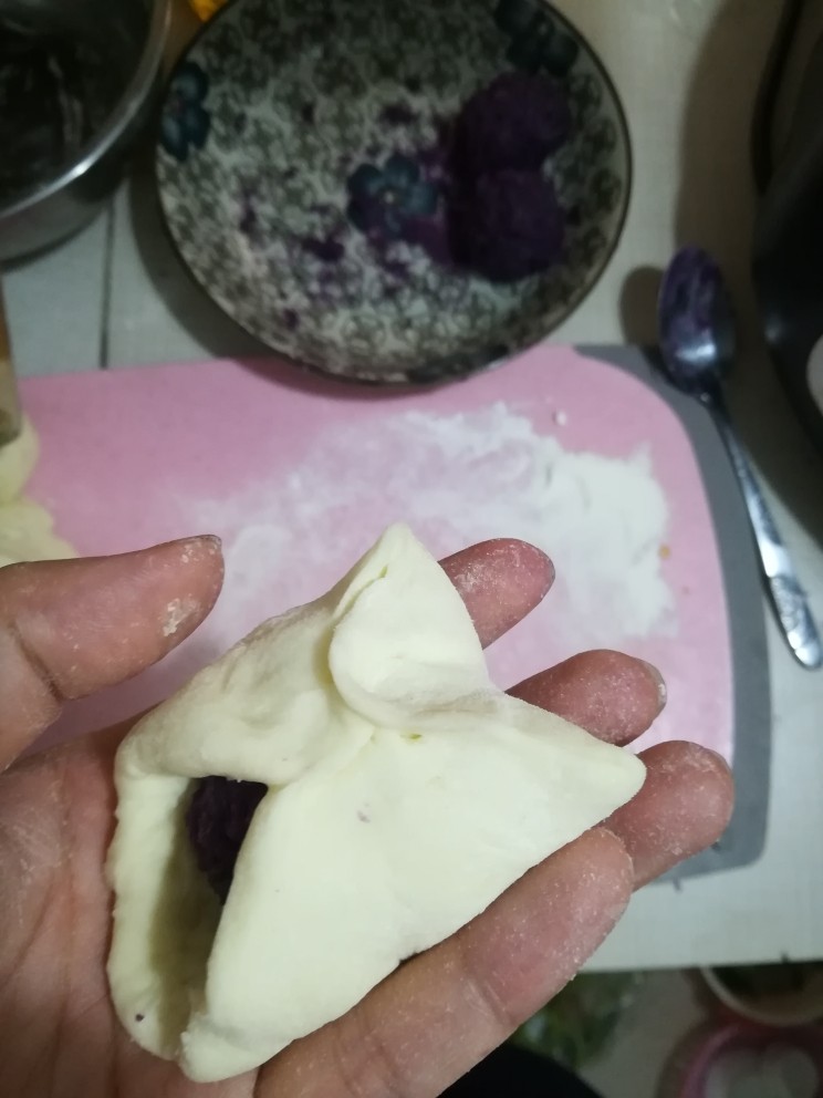 紫薯糯米馅饼,然后这样子,边边捏合起来