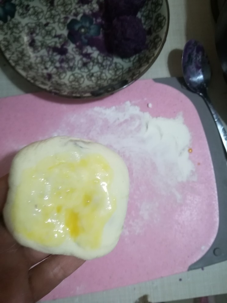 紫薯糯米馅饼,涂上蛋液,拿去煎,平底锅扫一点点油就行了
