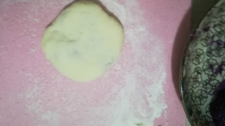 紫薯糯米馅饼,温柔的搓成圆,压扁,记得板子加点粉