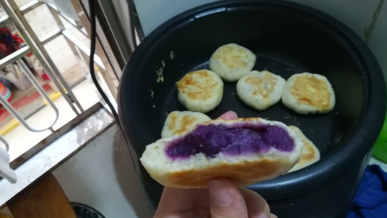紫薯糯米馅饼,试吃一个,皮薄馅多