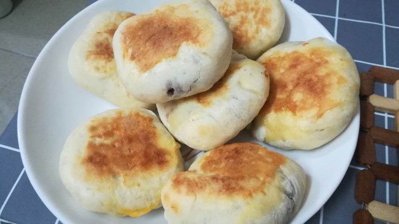 紫薯糯米馅饼,上碟,一开始是脆的,放了皮会变韧。