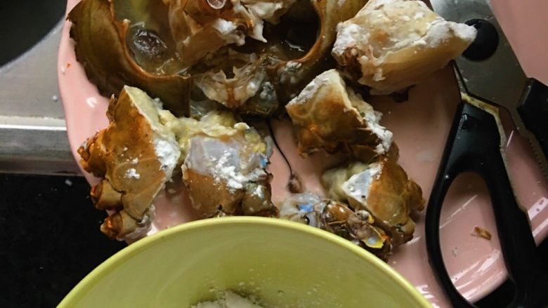 新加坡黑胡椒蟹,沾生粉封口,准备煎一下
