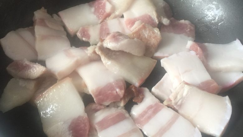 自制粉.粉蒸肉,放入锅中,800度火慢慢煸炒出油