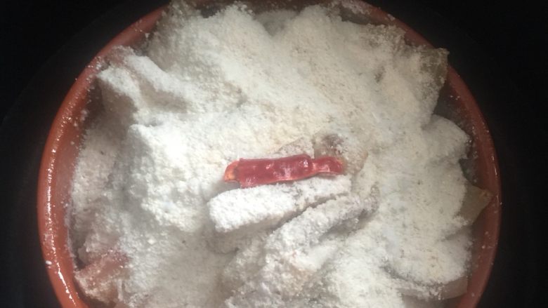 自制粉.粉蒸肉,高压锅里放入水,再将其放入,隔水压20分钟。
