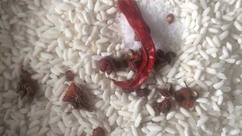 自制粉.粉蒸肉,八角、花椒、朝天椒干放入锅里