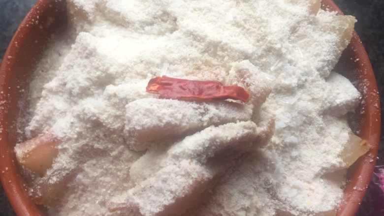 自制粉.粉蒸肉,撒上料酒、生抽(少许)