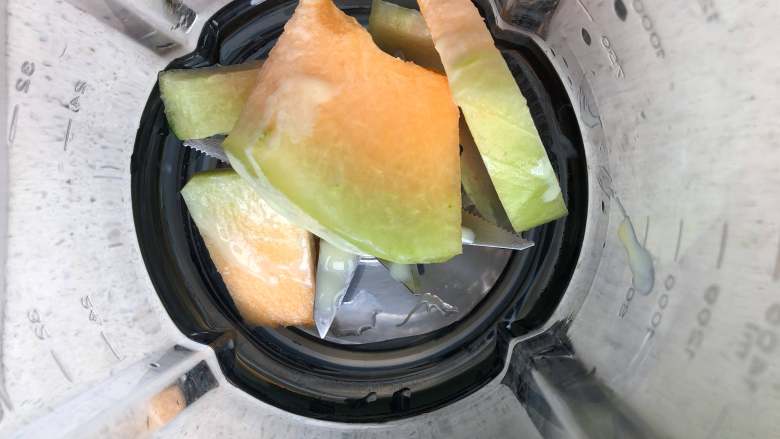 清甜爽口的哈密瓜炼乳小蛋糕 高比克 GXT60制作,利用破壁机或者榨汁机将<a style='color:red;display:inline-block;' href='/shicai/ 616'>哈密瓜</a>和<a style='color:red;display:inline-block;' href='/shicai/ 893'>炼乳</a>搅打成泥状。