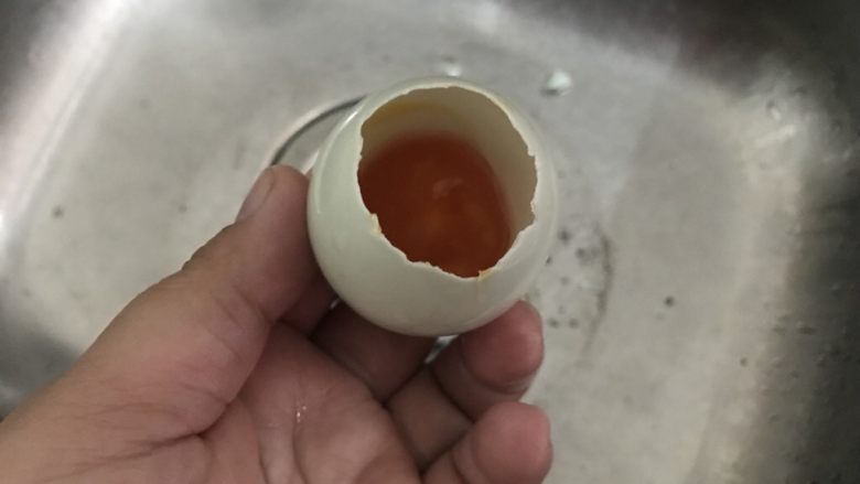 不会包粽子就做快手的糯米蛋吧,用勺子敲破蛋壳,用手撕一元硬币大小的口,把蛋清倒出。