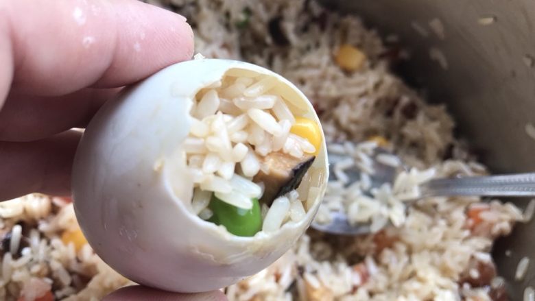 不会包粽子就做快手的糯米蛋吧,取小勺把糯米材料加到咸蛋中,大概八九分满。