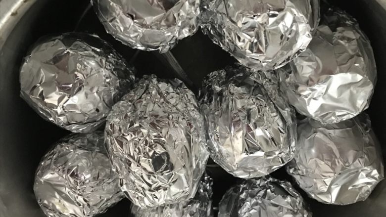 不会包粽子就做快手的糯米蛋吧,上高压锅,大火上汽后转小火总共压30分钟。