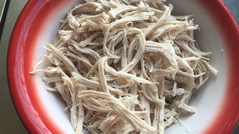夏日清新口味凉拌柠檬鸡丝,待鸡胸肉不太烫手时,再手撕成鸡丝。