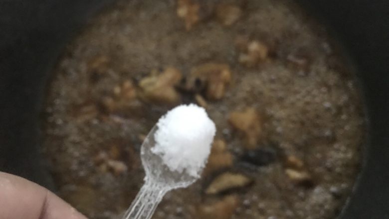 饭扫光的黄焖鸡米饭,调入盐,按自己的口味加。