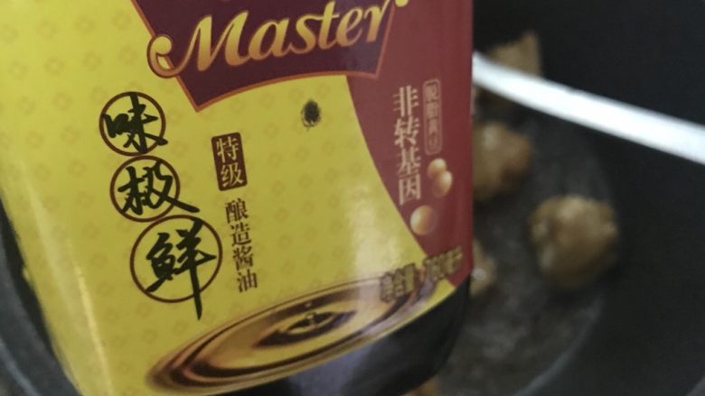 饭扫光的黄焖鸡米饭,加入<a style='color:red;display:inline-block;' href='/shicai/ 788'>生抽</a>,翻炒。